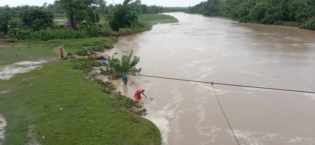 धनगढीको मोहना नदीमा जलसतह खतरा नजिक पुग्यो (फोटो फिचर)